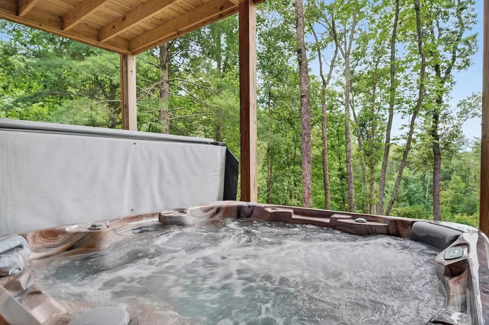 Luxury Mineral Bluff Cabin With Deck & Hot Tub!