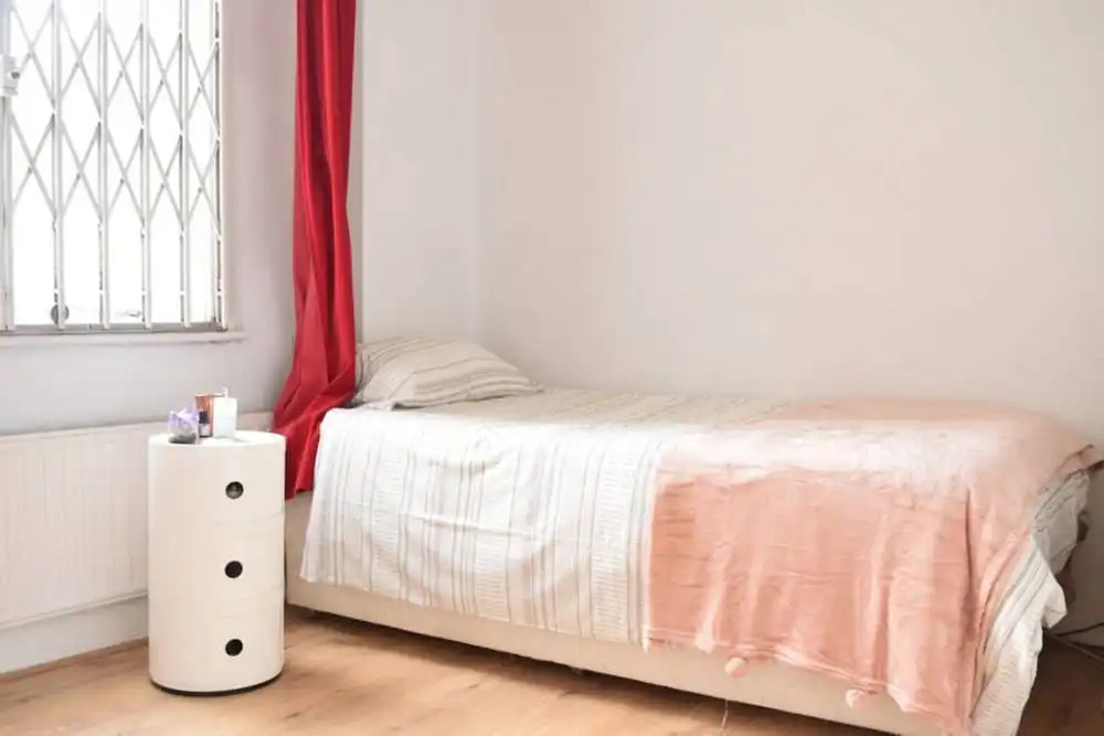 2 Bedroom Victorian Maisonette in Brixton