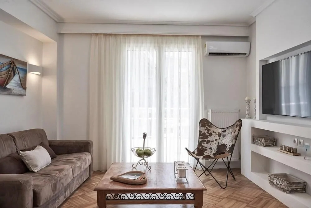 Marvelous n Bright Apartment next to Megaro Mousikis