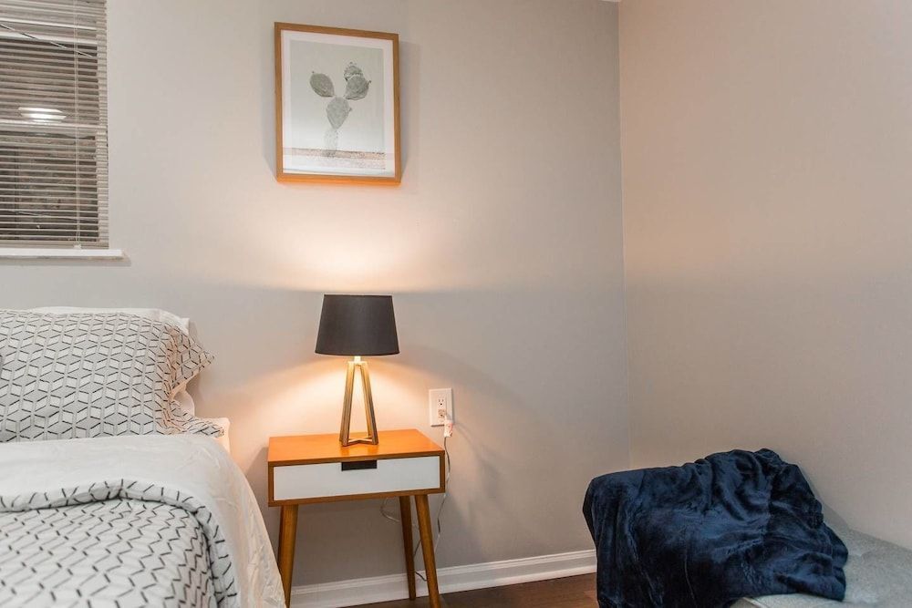 Mid Century Gem Comfort, Close to Train 3bd