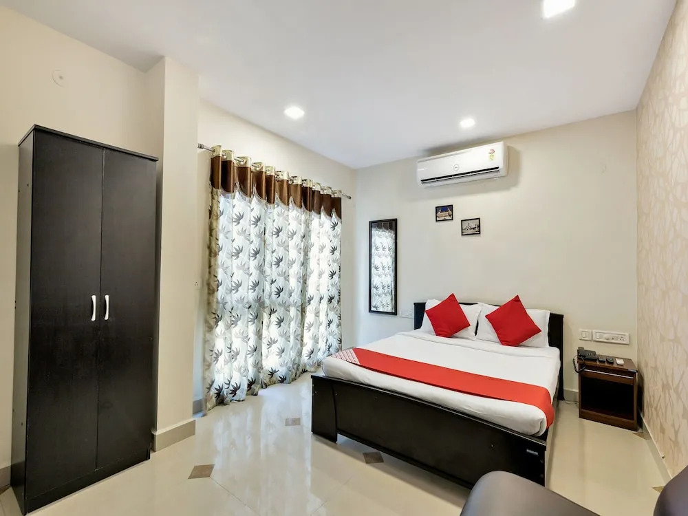 OYO 12120 Hotel Srico