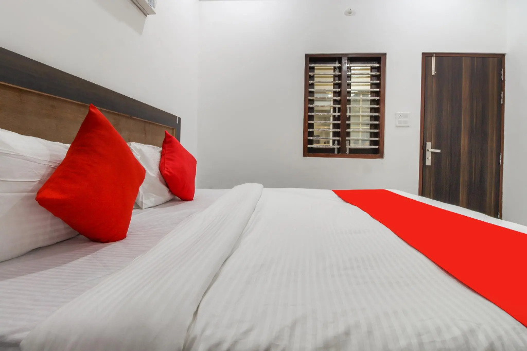 OYO 65072 Hotel JS Plaza