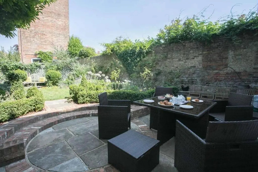 Medieval Town House - Walled Garden Sleeps 8