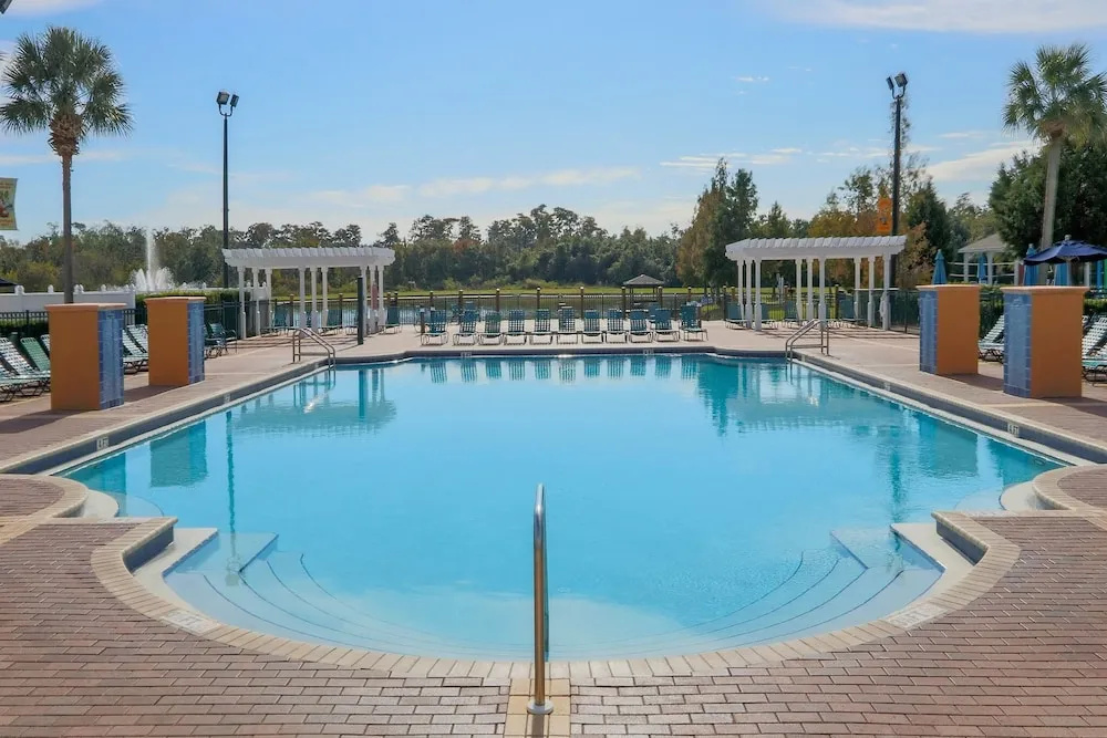 Near Theme Parks! Gorgeous 3 BR Town Home, Splash Park, Pool, Lake, And More!