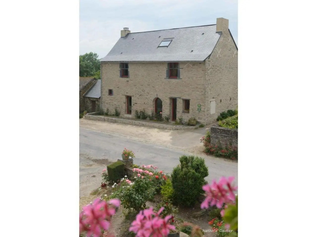 Maison de Campagne Spacieuse avec Piscine Privée et Jardin Clos - FR-1-306-1114
