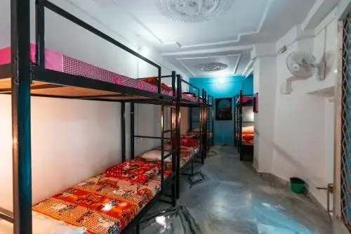 12 Monks Backpackers Community