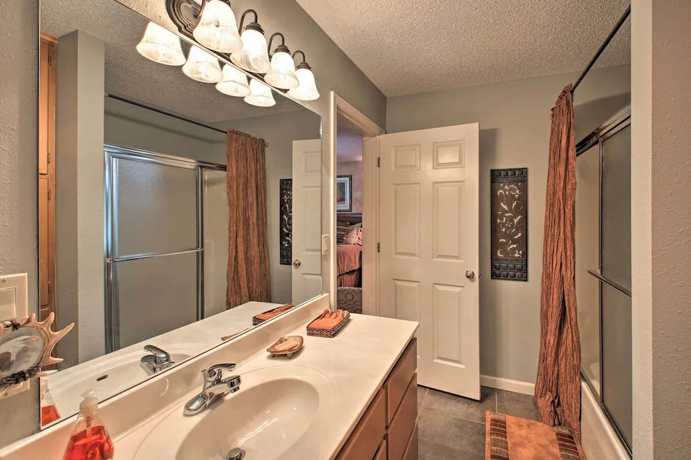 3 Mi to Lake Desoto: Home w/ Furnished Deck!