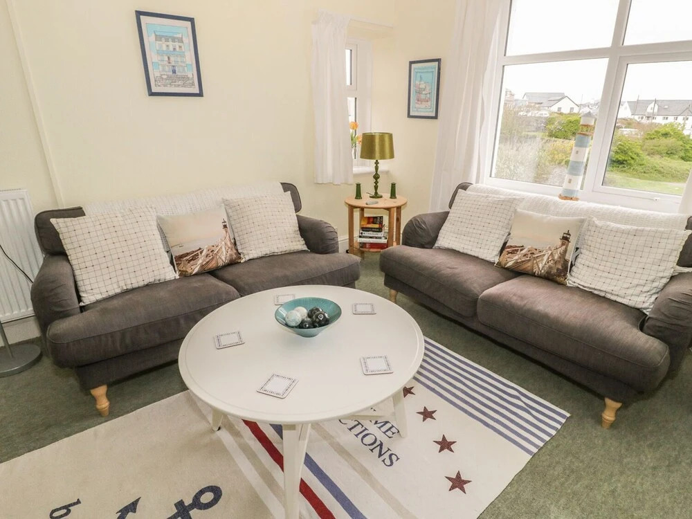 BRYN GORS-3 BED-FIRST FLOOR APT- YARDS FROM BEACH