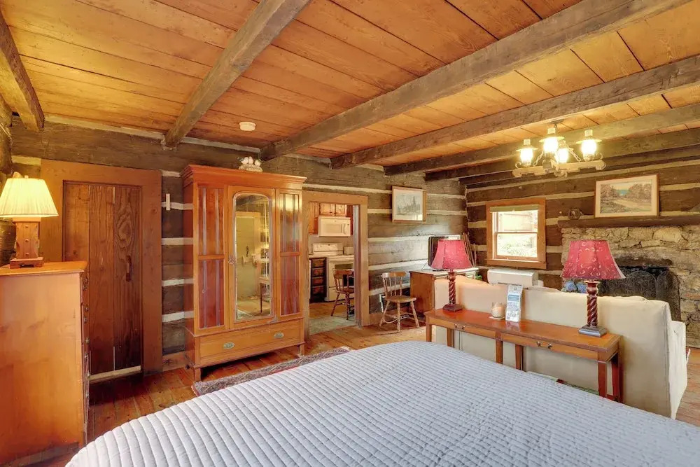 Scenic Hot Springs Retreat Near Appalachian Trail!