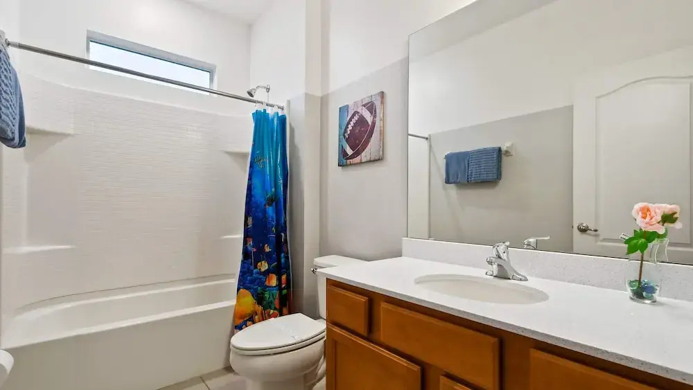 Opulent Retreat, Pool & Lake View, Near Parks