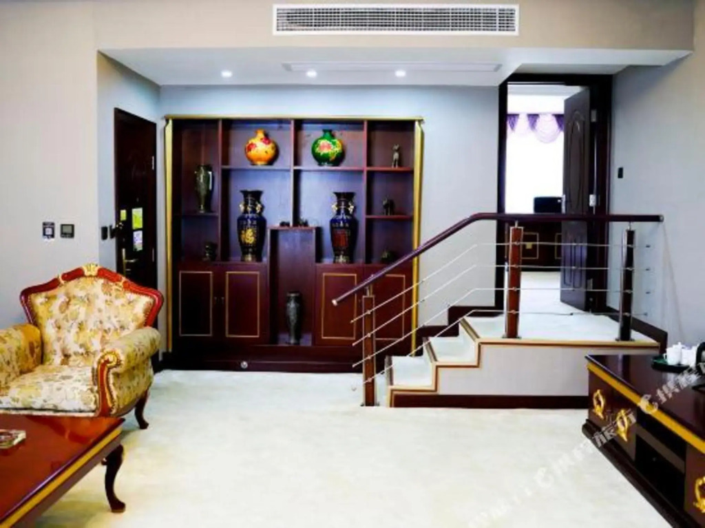 Hefeng Huarong Business Hotel