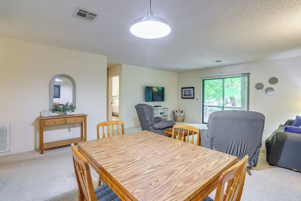 Bella Vista Townhome w/ Deck Near Back 40 Trail!