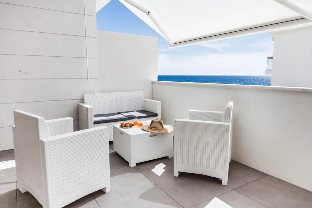 Calabona's promenade apartment