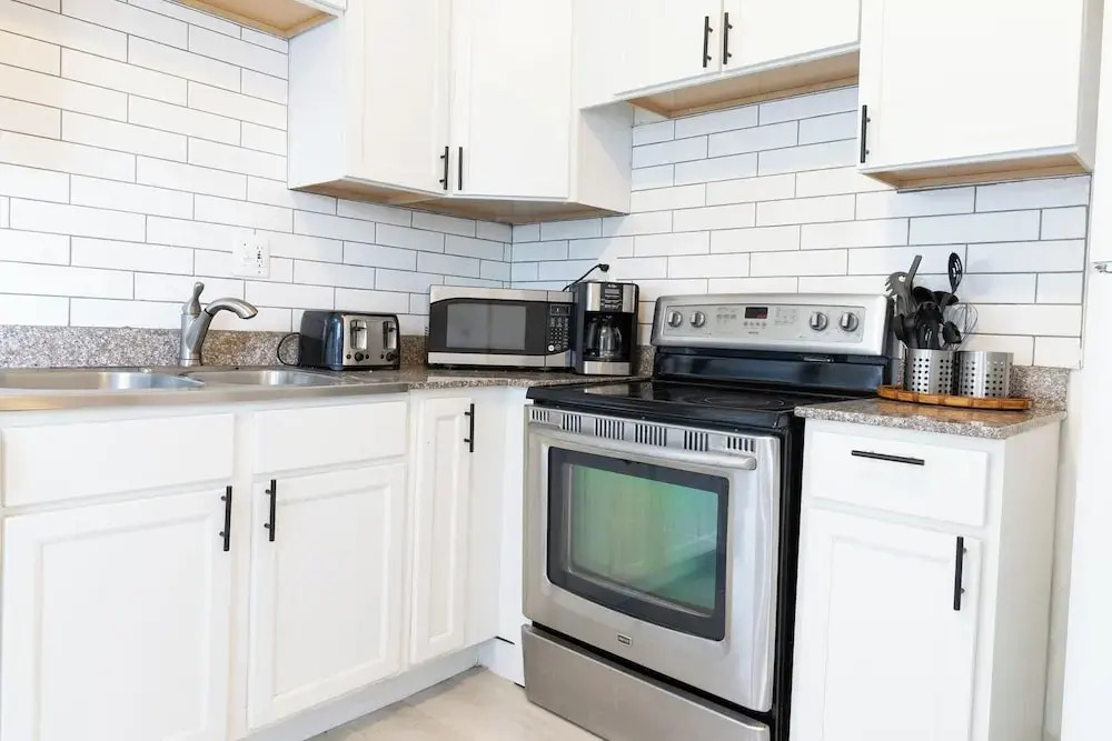 Spacious 4BR Family Home in Detroit Wifi & Parking