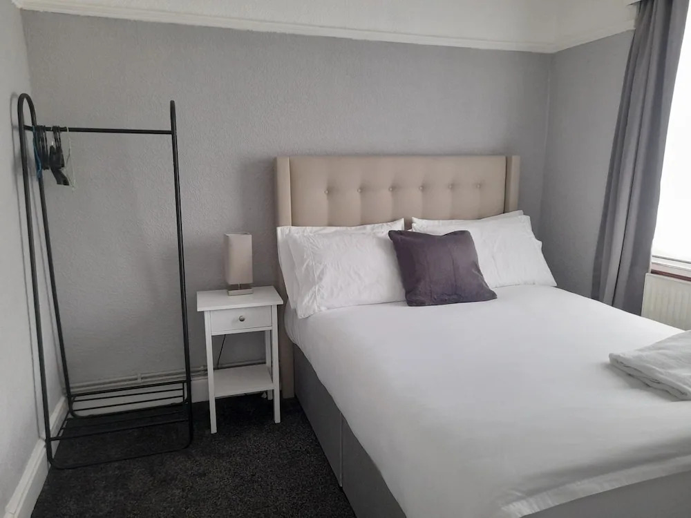 Bright 4-bed House 15 min to Manchester Centre
