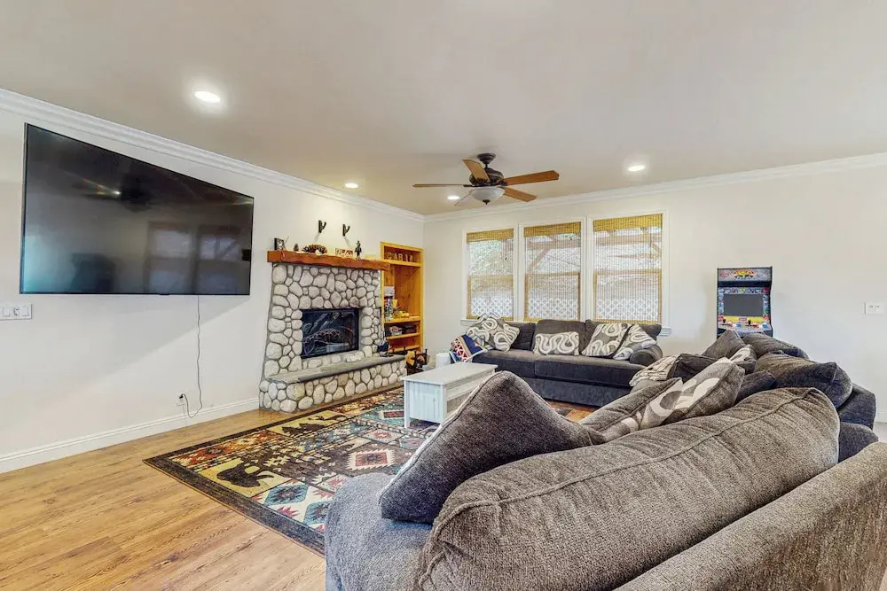 4BR Relaxing Home w/ Sing, Games & Ping-pong