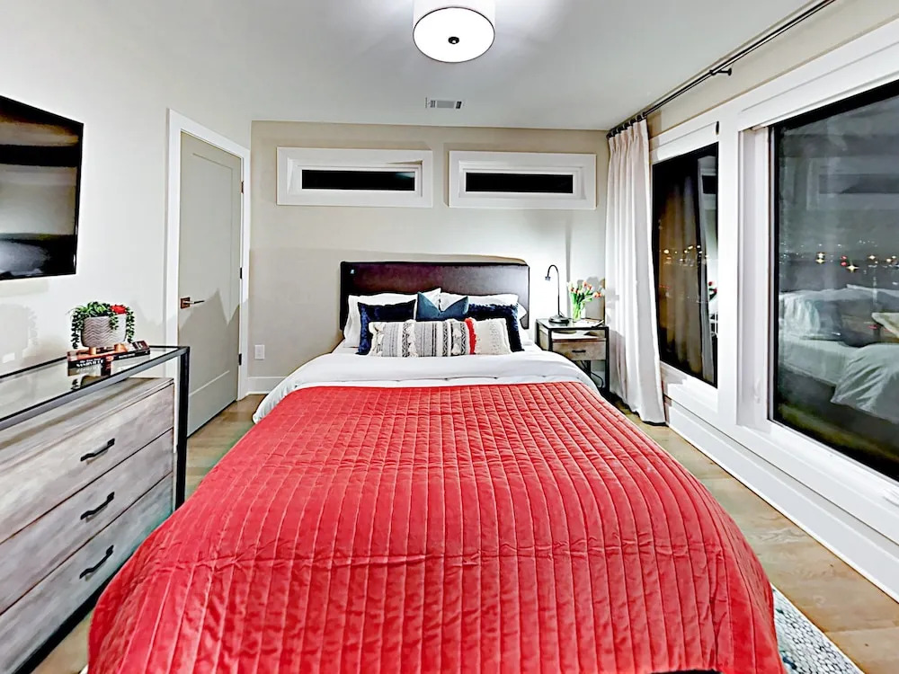 1011A 12th Ave North - 3 Br Townhouse