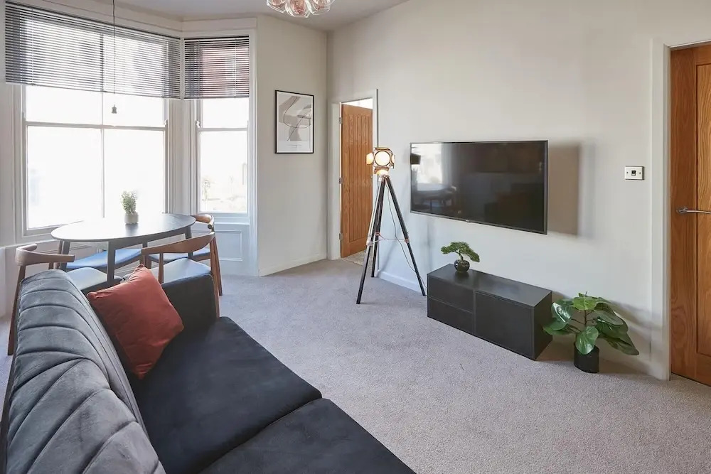 Bright North Bay Apartment Cricket Ground Views