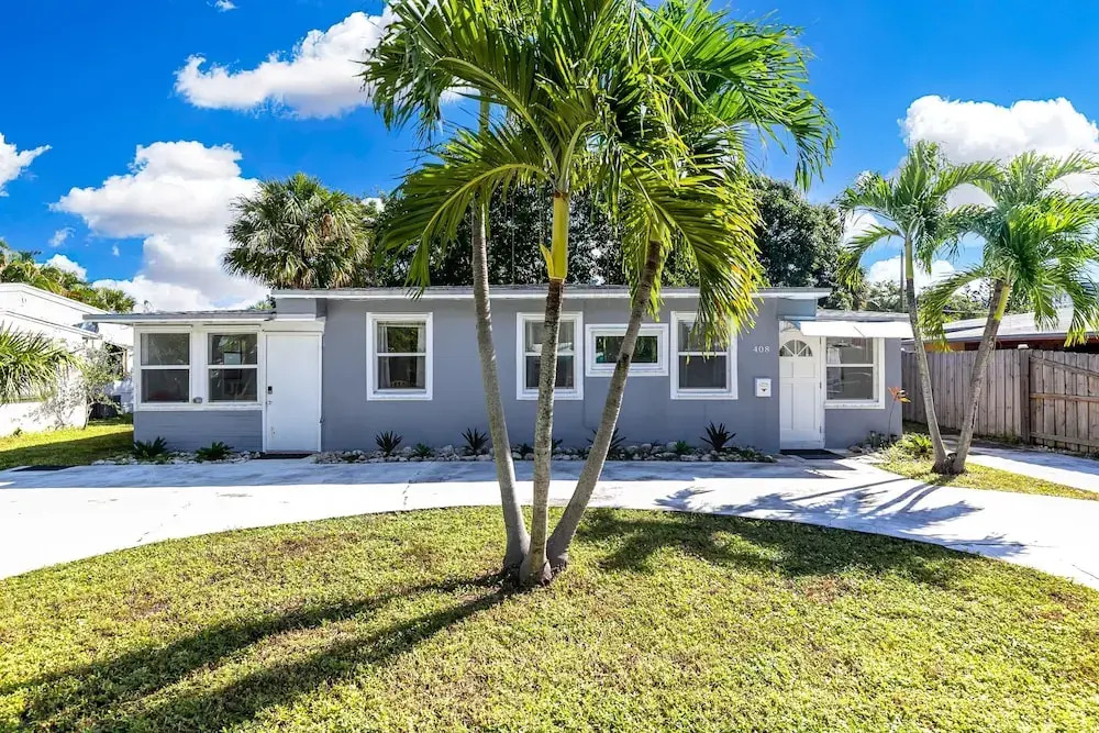 Bungalow With Large Backyard 5 min From Beach