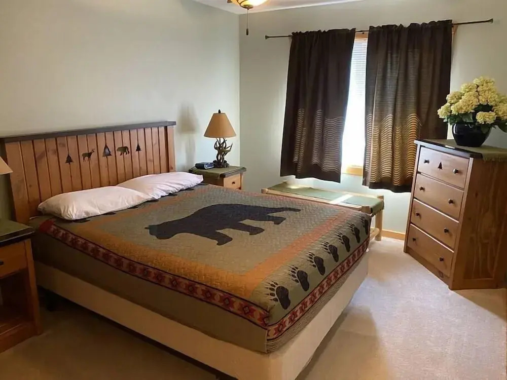 Minocqua Lake Condo B7- 2 Story Rustic Town Home