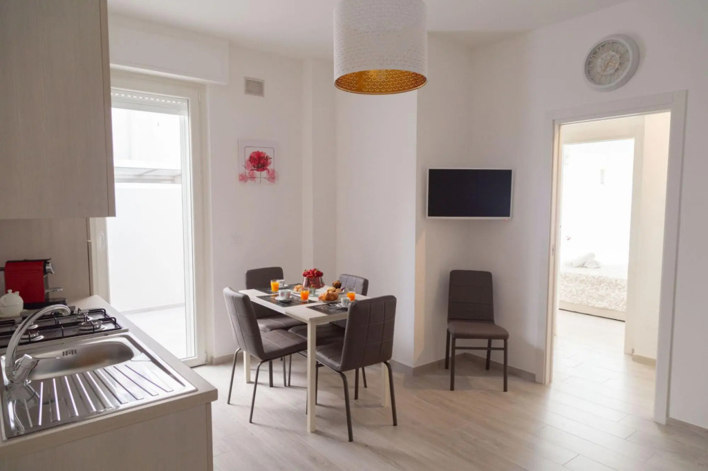6 persons, 1 bathroom, suitable for families, central location, private balcony-Casa Martina by Home080