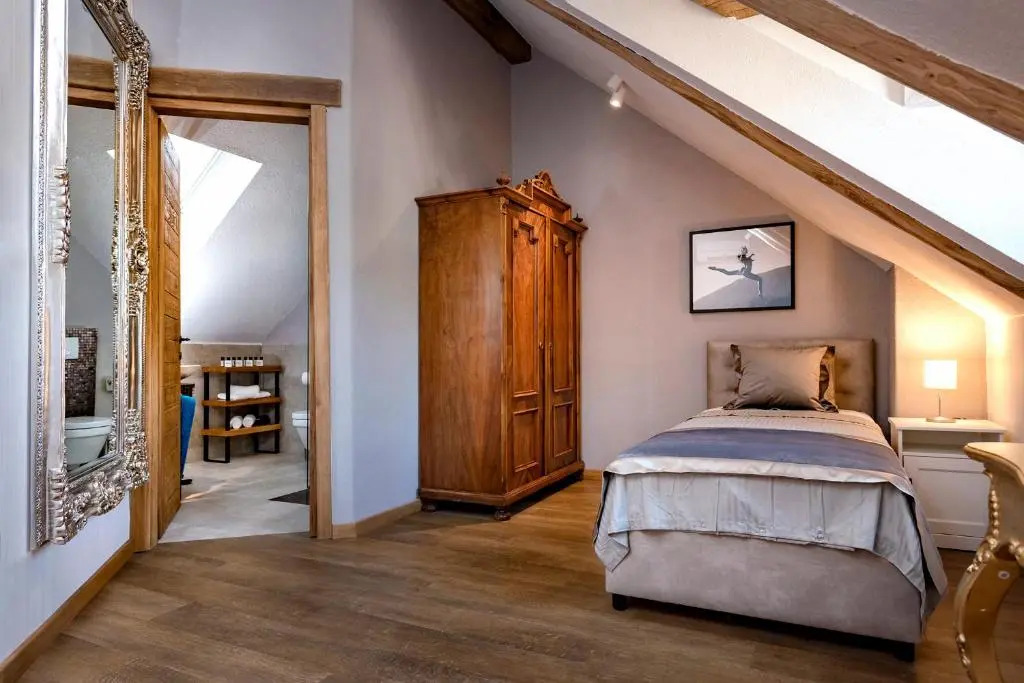 Luxury Palazzo v. Pelsocz Hvar Town