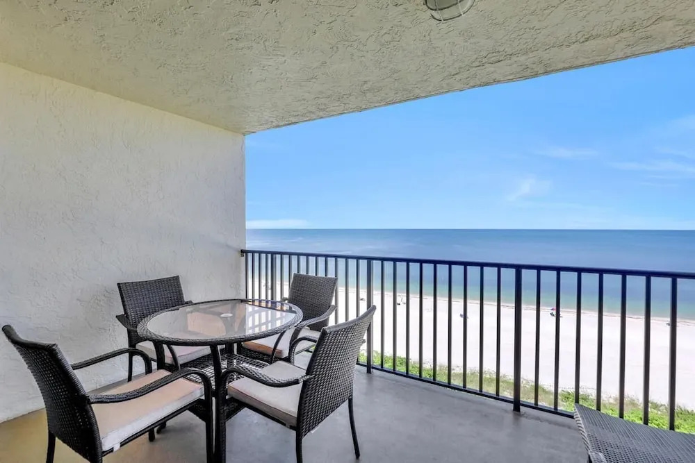 Inviting Beachfront Condo With Pool, spa and Views
