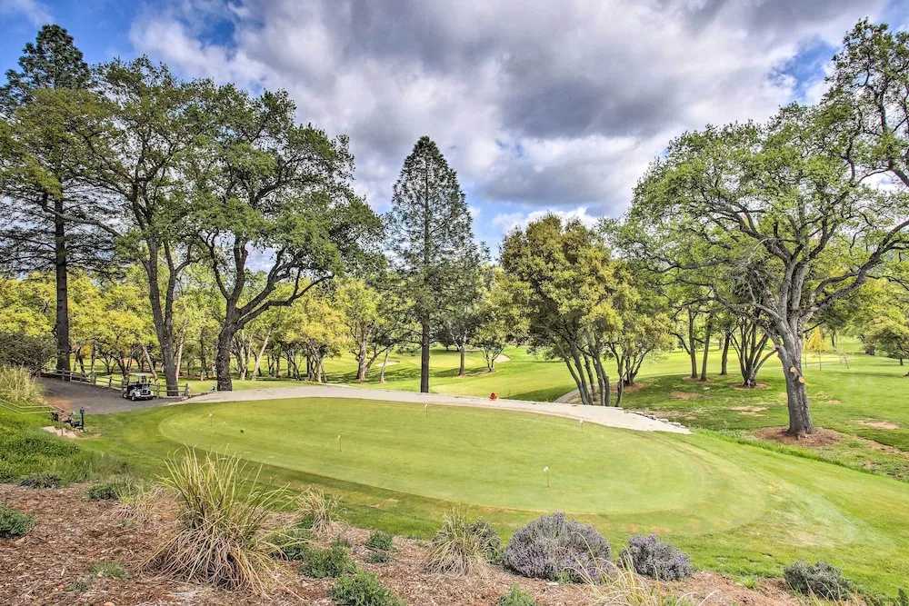 Community Perks: Welcoming Groveland Home