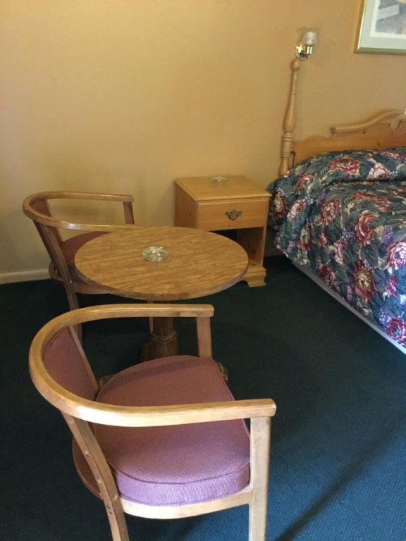 Deluxe Inn
