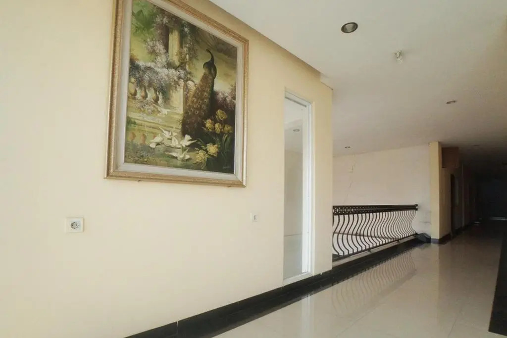 RedDoorz Plus near Green Pramuka Square Mall