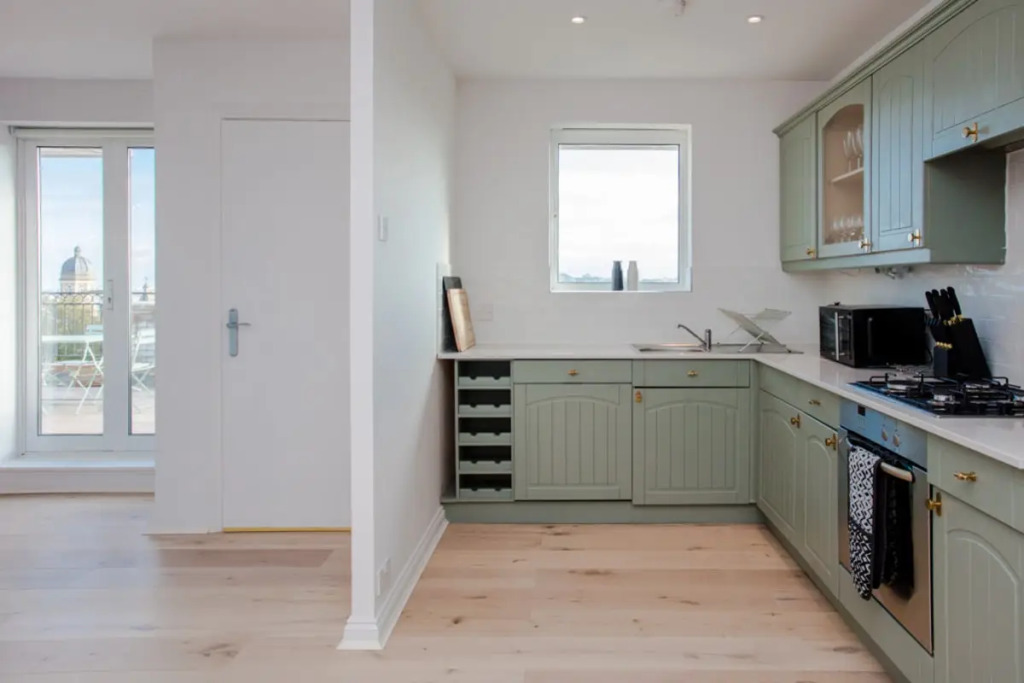 The Sparkford Gardens - Lovely 2BDR with Balcony