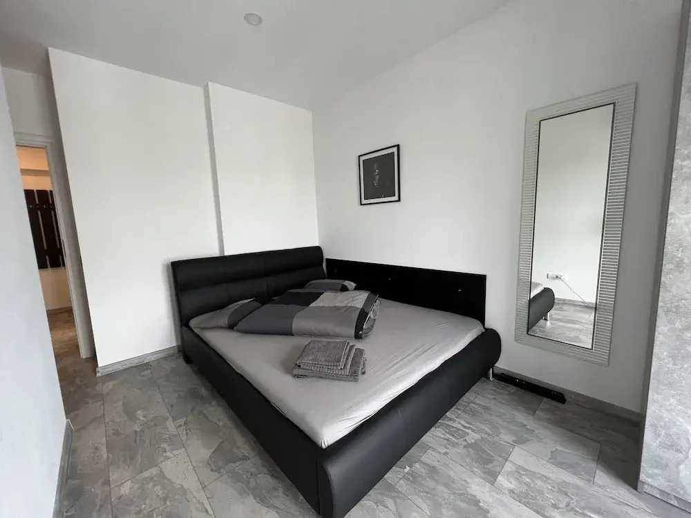 Cozy 2-Room Penthouse Lakeview W14