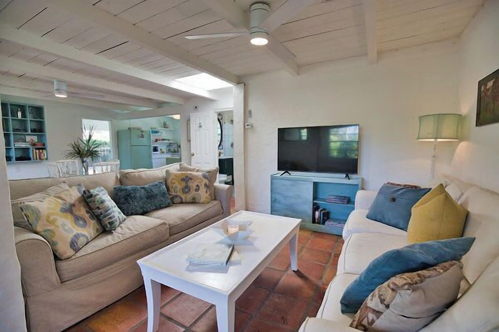 Pet Friendly Firepit Minutes to Beach Sleeps 6
