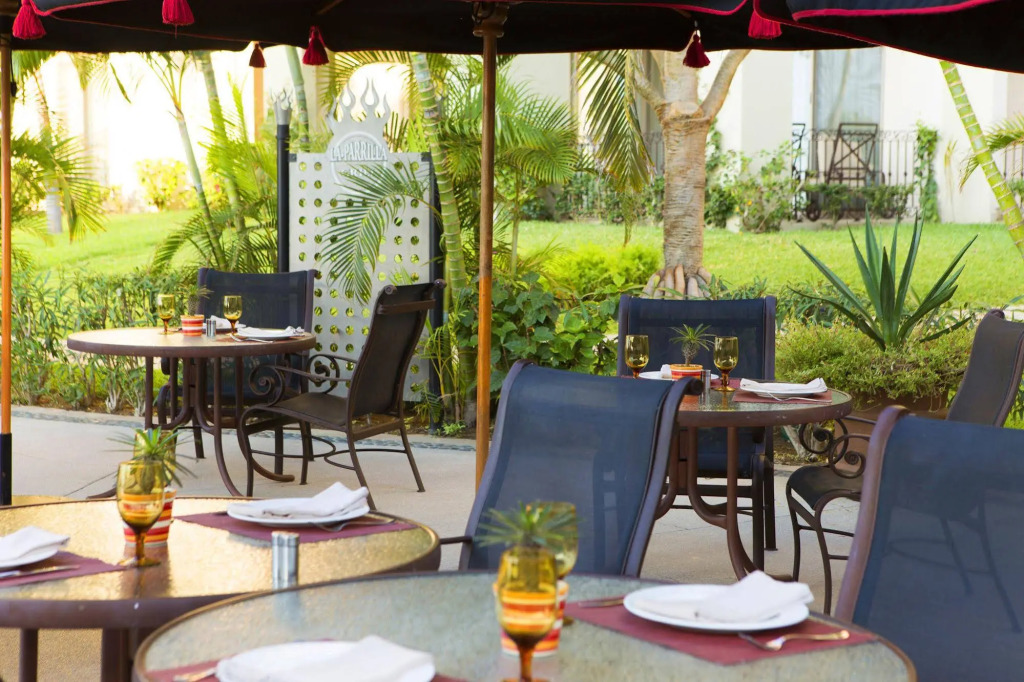 Villa La Estancia Condo: Pools, Hot Tub, & Balcony