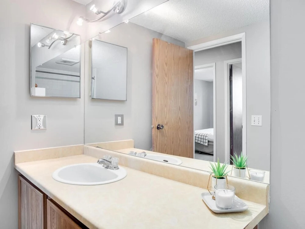 Stylish and Cozy Eau Claire 2BR With Gym Coffee