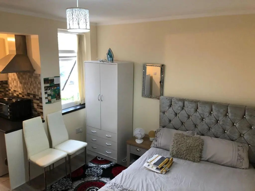 Self-contained studio flat bathrooms kitchens upgrade locations to city centre 15 minutes walking distance Nottingham universities Queen hospitals city hospitals