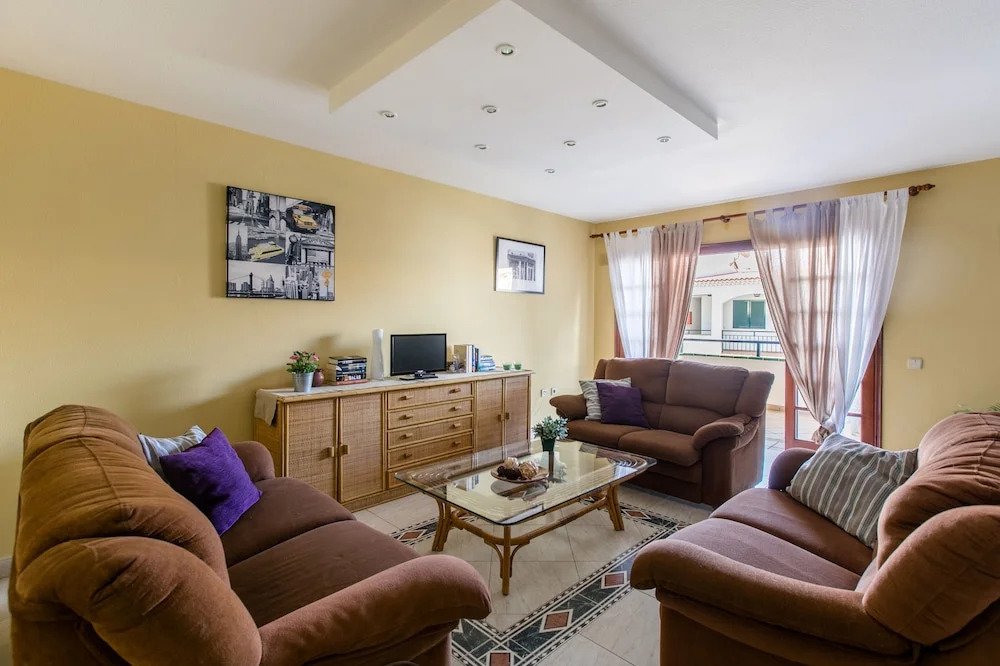 The Midpoint Apartment, Coastal Life Between the Two Beaches