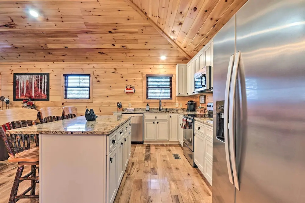 Luxe Cabin w/ Hot Tub, Theater, Pool Table, Arcade
