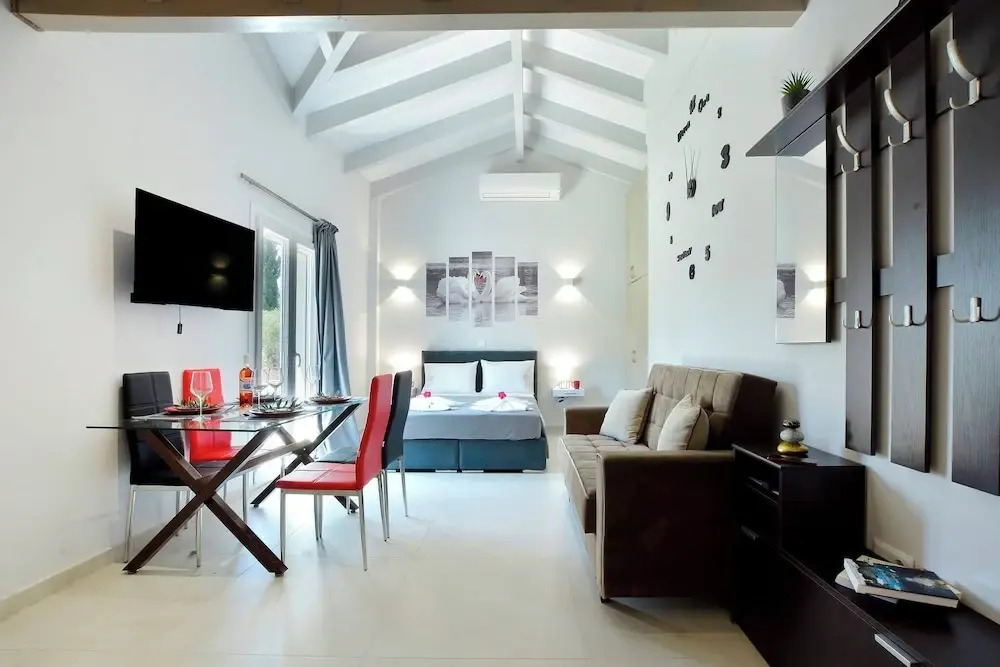 Villa Bratou Aqua Sleeps 4 with Garden