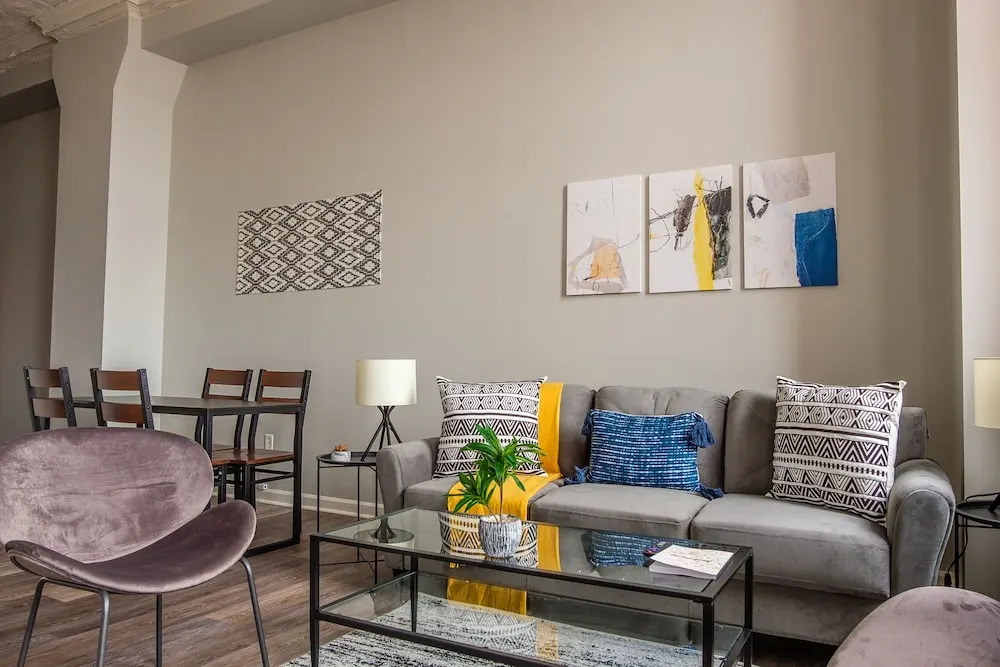 Downtown 1 & 2 BR Apt with Kitchen by Frontdesk