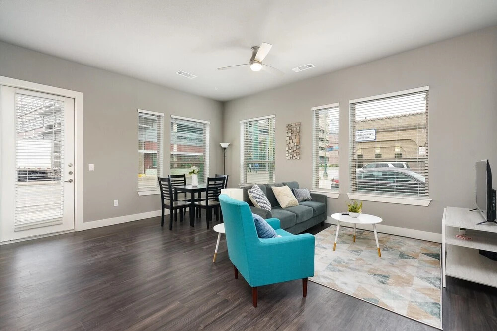 1 BR and 2 BR near Downtown by Frontdesk