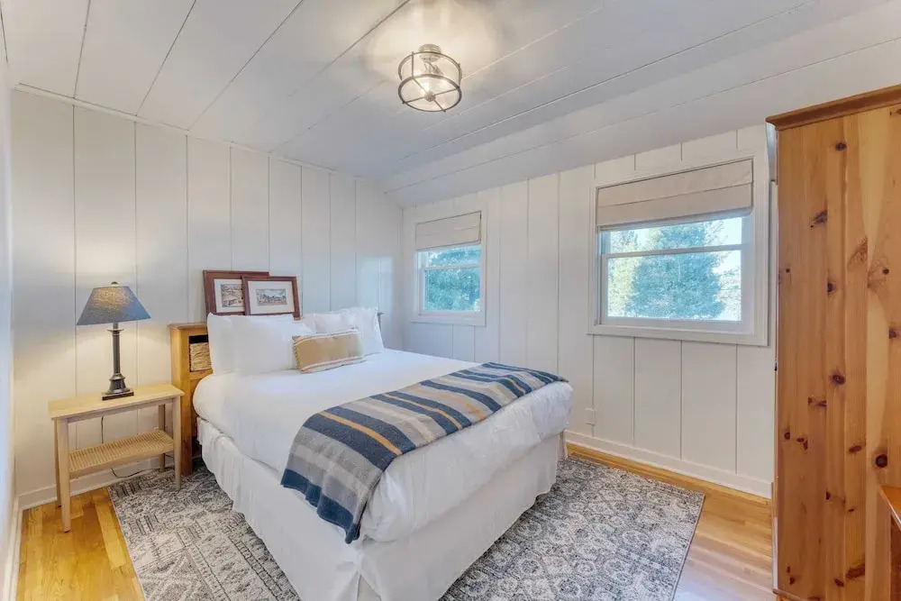 West Shore Lake House by Avantstay Ski Cabin w/ Backyard Sledding Hill!