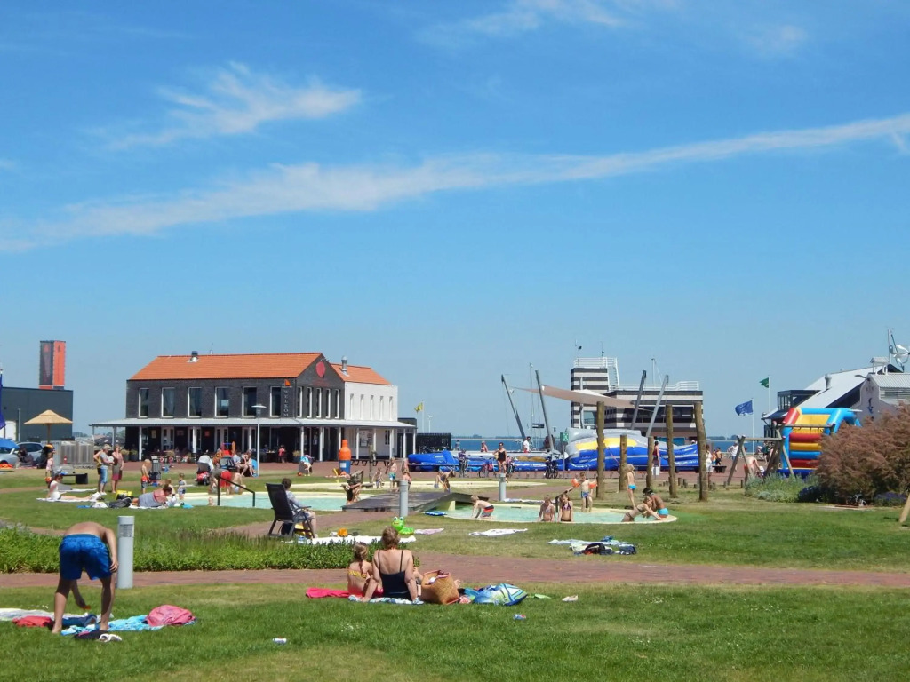 Wunderschoenes-freistehendes-Ferienhaus-an-der-See-Sauna-Strand-Yachthafen-WLAN