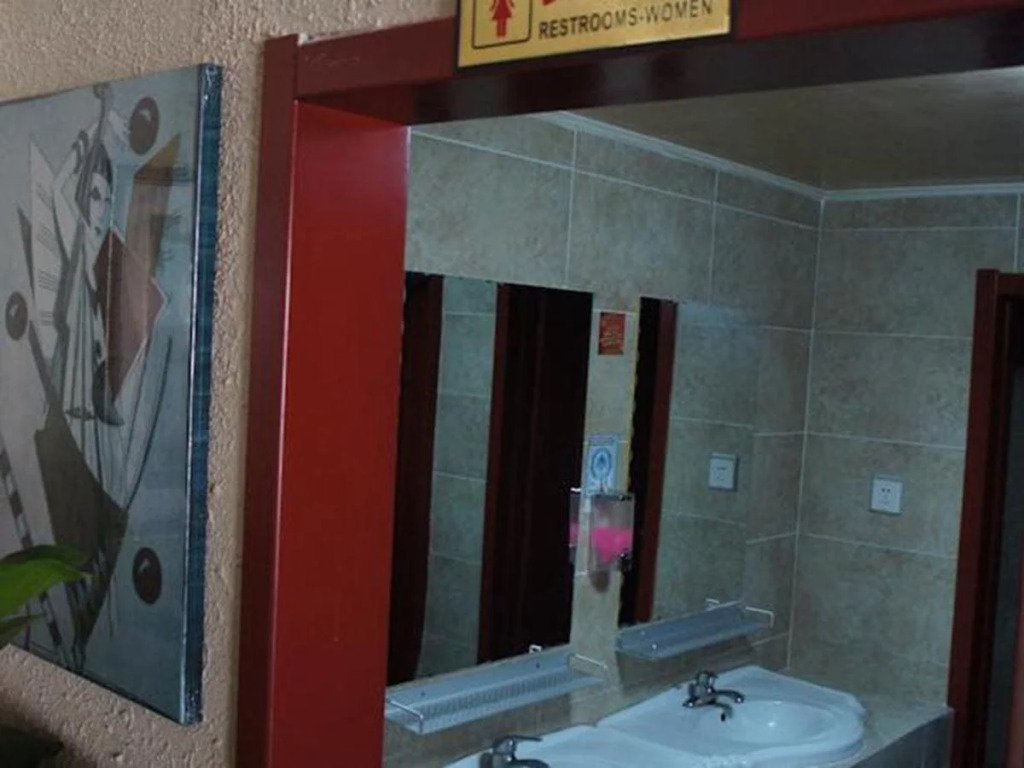 Leo Hostel