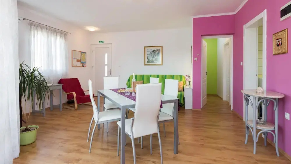 3 - Modern Apartment With Garden, 80m From Beach