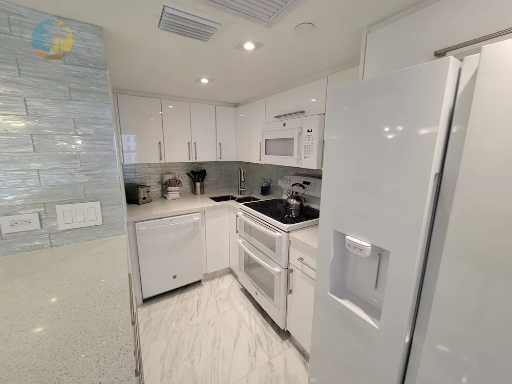 Alexander 611 3 Bedroom Apts by RedAwning