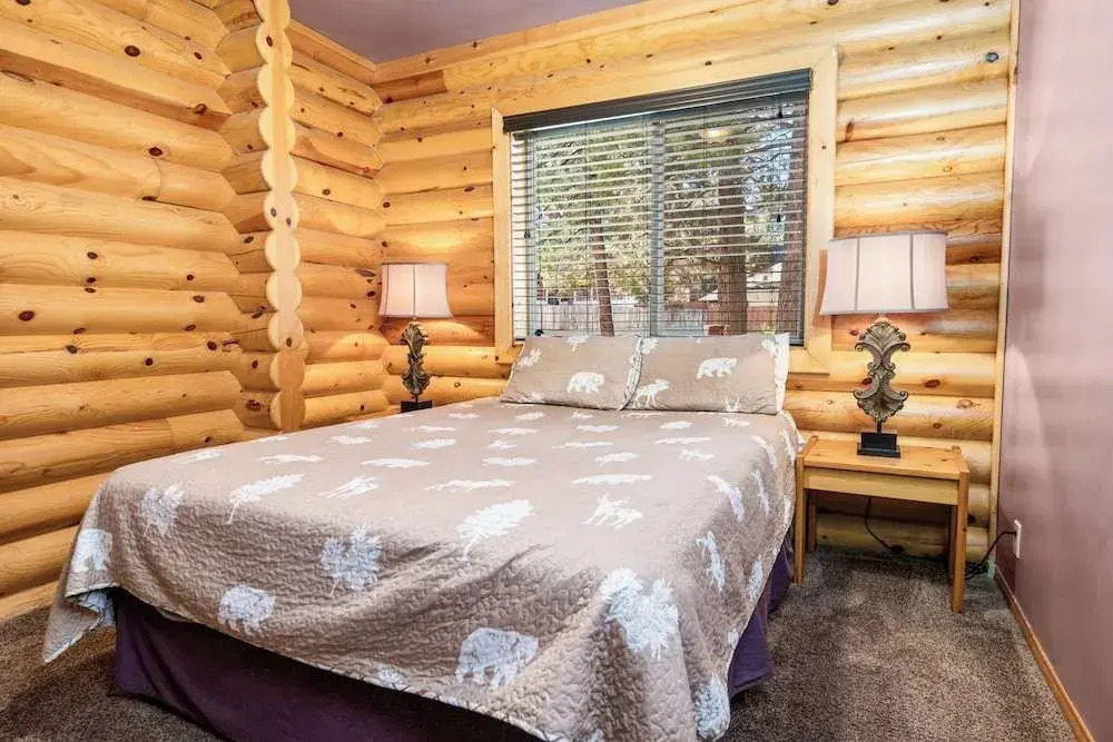 3 Cubs Lakefront Cabin