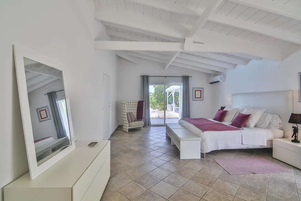 Exclusive Terres Basses Location, Full AC, Salt Water Pool, Wifi, Short Drive to the Beach!