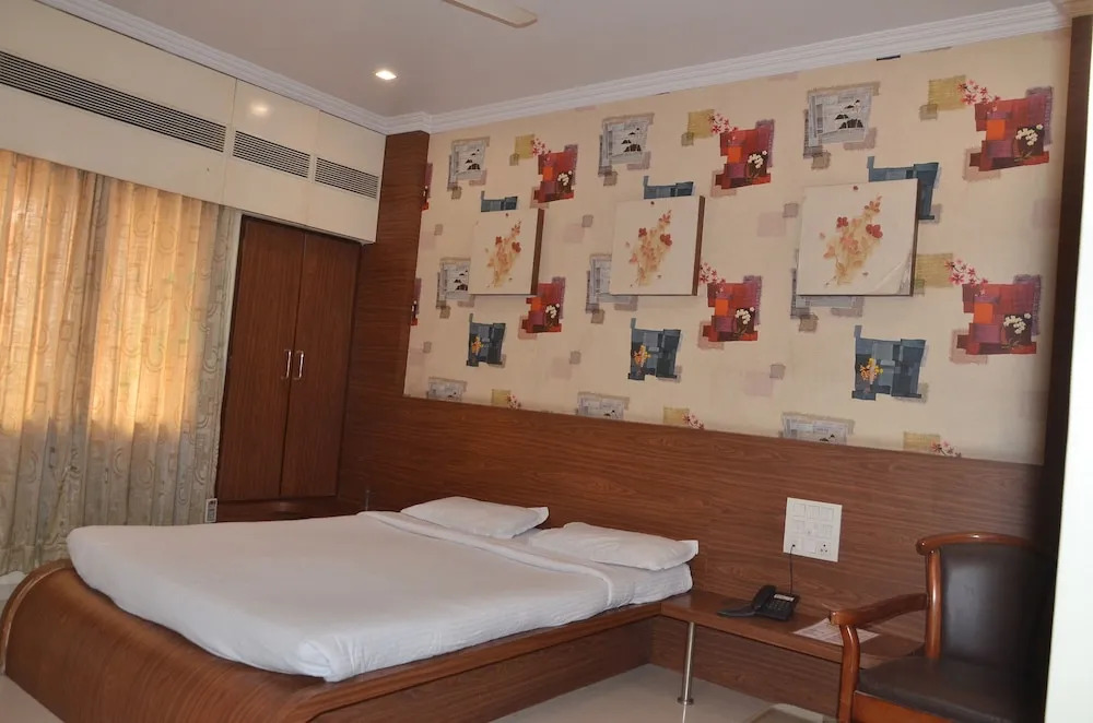 Hotel Sai Sparsh-150 meters from Saibaba temple
