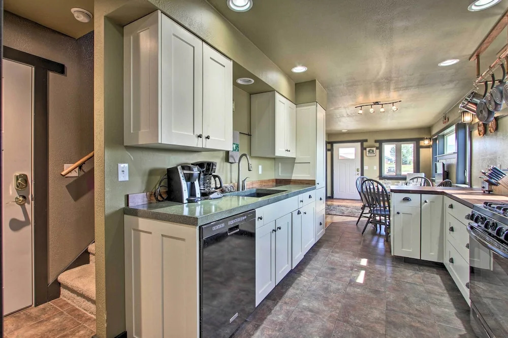 Pet-friendly Choteau Townhouse With Gas Grill!